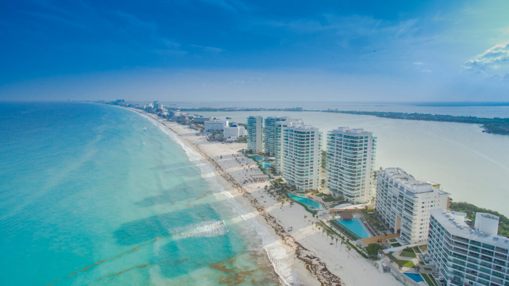 Weed in Cancún cancun strand luftbild
